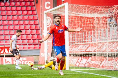 Contundente victoria de los rojillos para coger aire