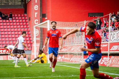 Contundente victoria de los rojillos para coger aire