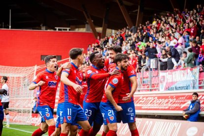 Contundente victoria de los rojillos para coger aire