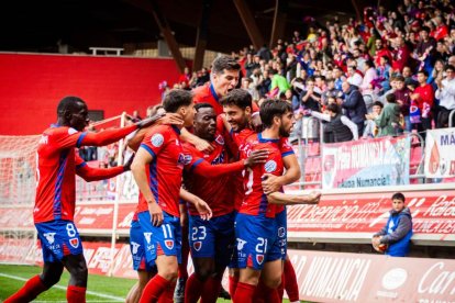 Contundente victoria de los rojillos para coger aire