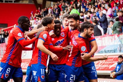 Contundente victoria de los rojillos para coger aire