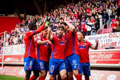 Contundente victoria de los rojillos para coger aire