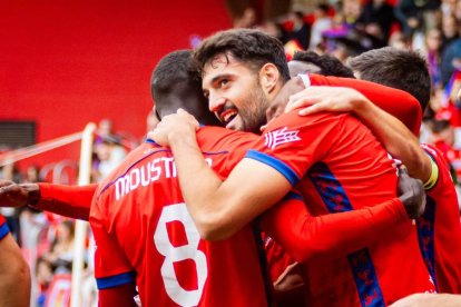 Contundente victoria de los rojillos para coger aire