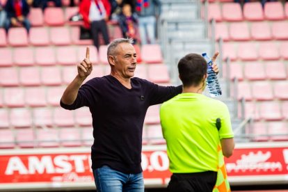 Contundente victoria de los rojillos para coger aire