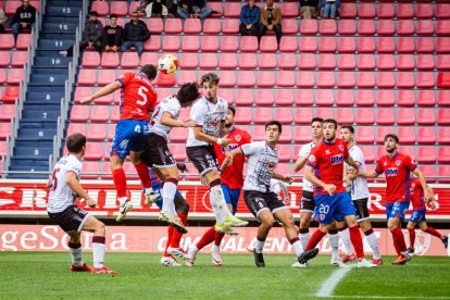 Contundente victoria de los rojillos para coger aire