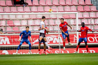 Contundente victoria de los rojillos para coger aire