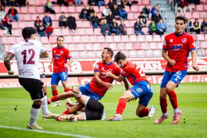 Contundente victoria de los rojillos para coger aire