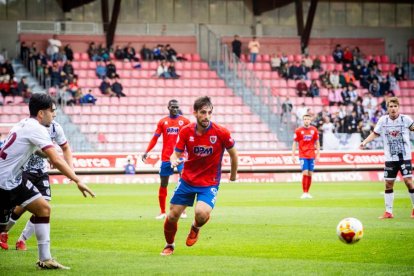 Contundente victoria de los rojillos para coger aire