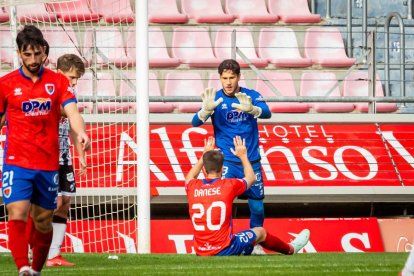 Contundente victoria de los rojillos para coger aire