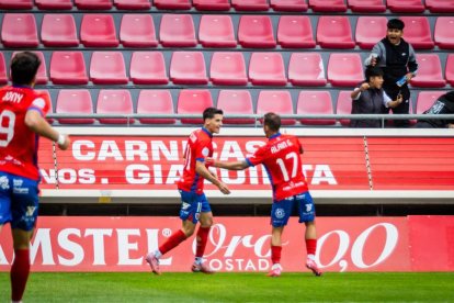 Contundente victoria de los rojillos para coger aire