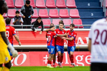 Contundente victoria de los rojillos para coger aire