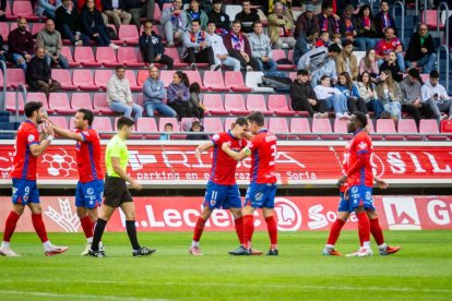 Contundente victoria de los rojillos para coger aire