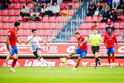 Contundente victoria de los rojillos para coger aire