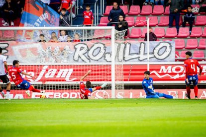 Contundente victoria de los rojillos para coger aire