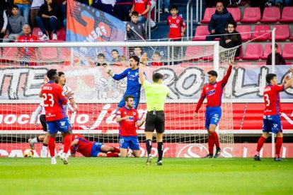 Contundente victoria de los rojillos para coger aire