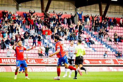 Contundente victoria de los rojillos para coger aire