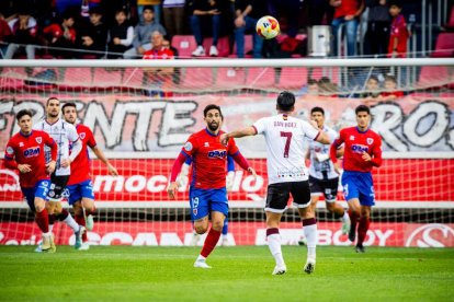 Contundente victoria de los rojillos para coger aire