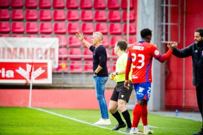 Contundente victoria de los rojillos para coger aire