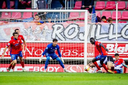 Contundente victoria de los rojillos para coger aire