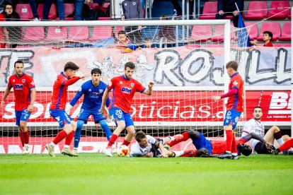 Contundente victoria de los rojillos para coger aire