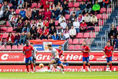 Contundente victoria de los rojillos para coger aire