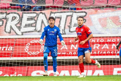 Contundente victoria de los rojillos para coger aire