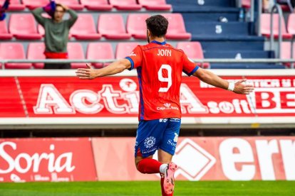 Contundente victoria de los rojillos para coger aire