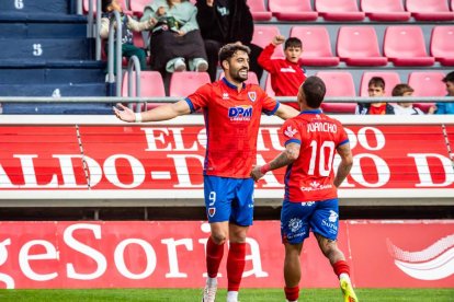 Contundente victoria de los rojillos para coger aire