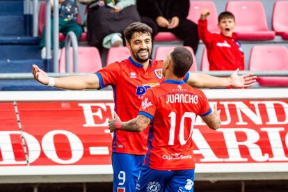 Contundente victoria de los rojillos para coger aire