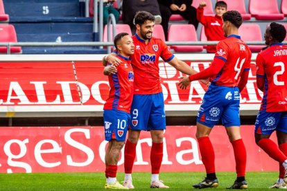 Contundente victoria de los rojillos para coger aire