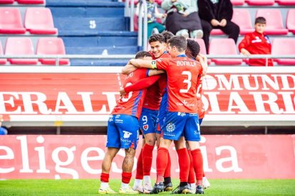 Contundente victoria de los rojillos para coger aire