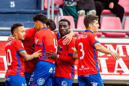 Contundente victoria de los rojillos para coger aire