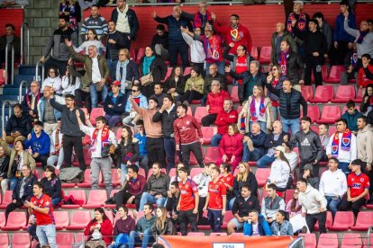 Contundente victoria de los rojillos para coger aire