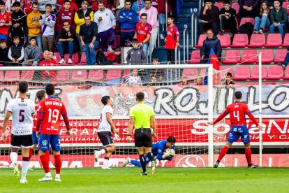 Contundente victoria de los rojillos para coger aire