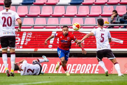 Contundente victoria de los rojillos para coger aire