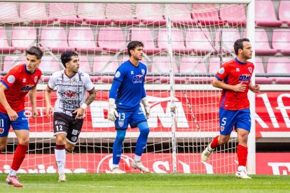 Contundente victoria de los rojillos para coger aire