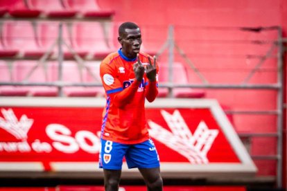 Contundente victoria de los rojillos para coger aire