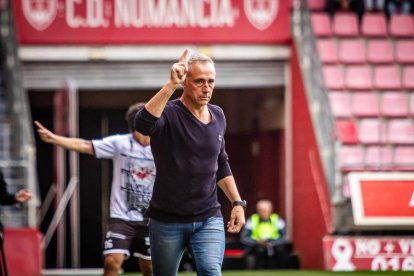 Contundente victoria de los rojillos para coger aire