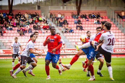 Contundente victoria de los rojillos para coger aire