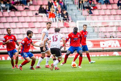 Contundente victoria de los rojillos para coger aire