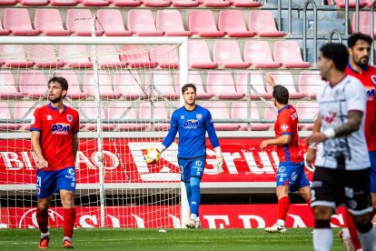 Contundente victoria de los rojillos para coger aire