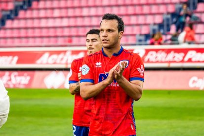 Contundente victoria de los rojillos para coger aire