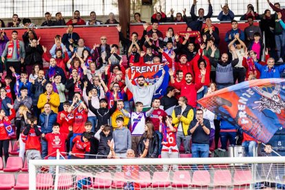 Contundente victoria de los rojillos para coger aire