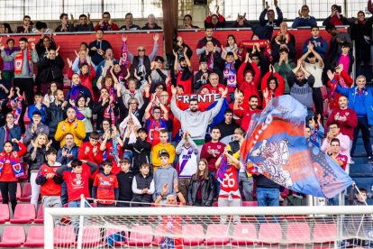 Contundente victoria de los rojillos para coger aire