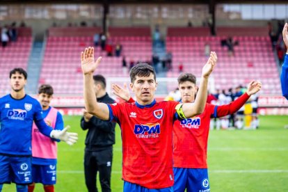 Contundente victoria de los rojillos para coger aire