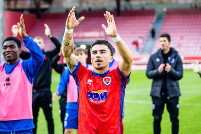 Contundente victoria de los rojillos para coger aire