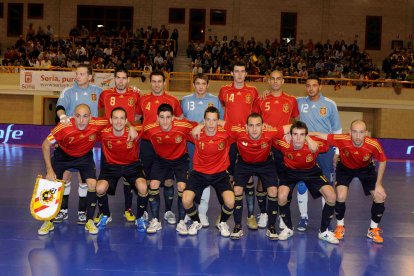 Javi Rodríguez, el primero agachado por la izquierda, como capitán de la selección española de fútbol sala que jugó en Los Pajaritos ante Portugal.