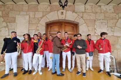 El Burgo de Osma reactiva su espíritu peñista con una nueva edición de su Encuentro de Charangas.