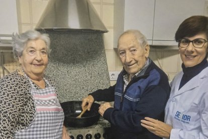 Lucrecia Escribano y Evelio Sanquirico, junto a una trabajadora de la Ayuda a Domicilio.