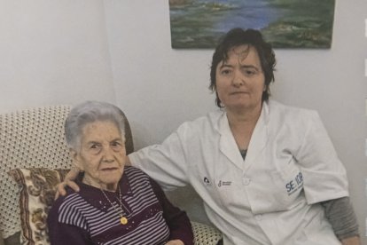 Tomasa Antón, junto a una trabajadora del servicio de Ayuda a Domicilio.